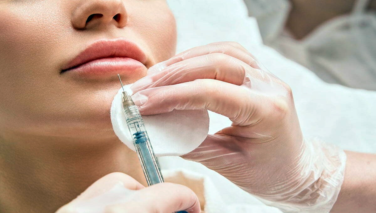 کانتورینگ لب با ژل